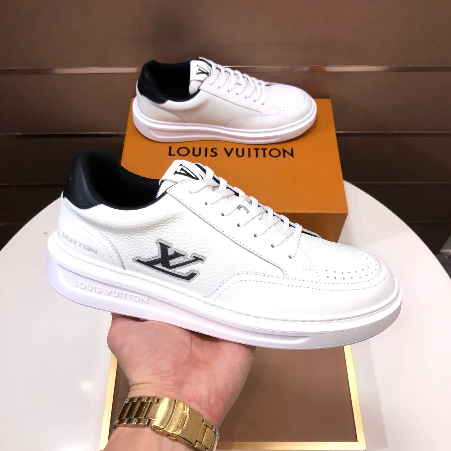 Factory batch 640💰original development, quality shipment, welcome to compare - LV sneaker series sports shoes introduce the loose silhouette of the ready-to-wear series into the spring and summer men's wear shows and make an eye-catching appearance. The cow leather upper is combined with rough fabric laces, and colorful beading highlights the brand's classic elements. LV letters mark the tongue and Monogram floral outsole. Mixed materials Made of top-grain cowhide, thick shoelace design, large Monogram print on the side, mesh lining and cotton feet, the comfort is as extreme as ever, premium heritage, quality first, worth owning! Size: Men’s 38-45 (45 is custom-made and cannot be returned or exchanged)